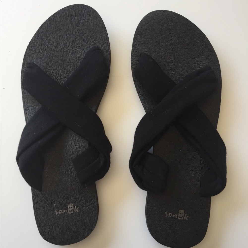 Black sanuks size 7